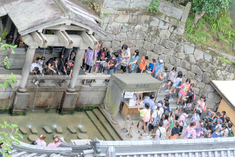 La chute Otowa-no-taki et l’impressionnante queue pour y accéder